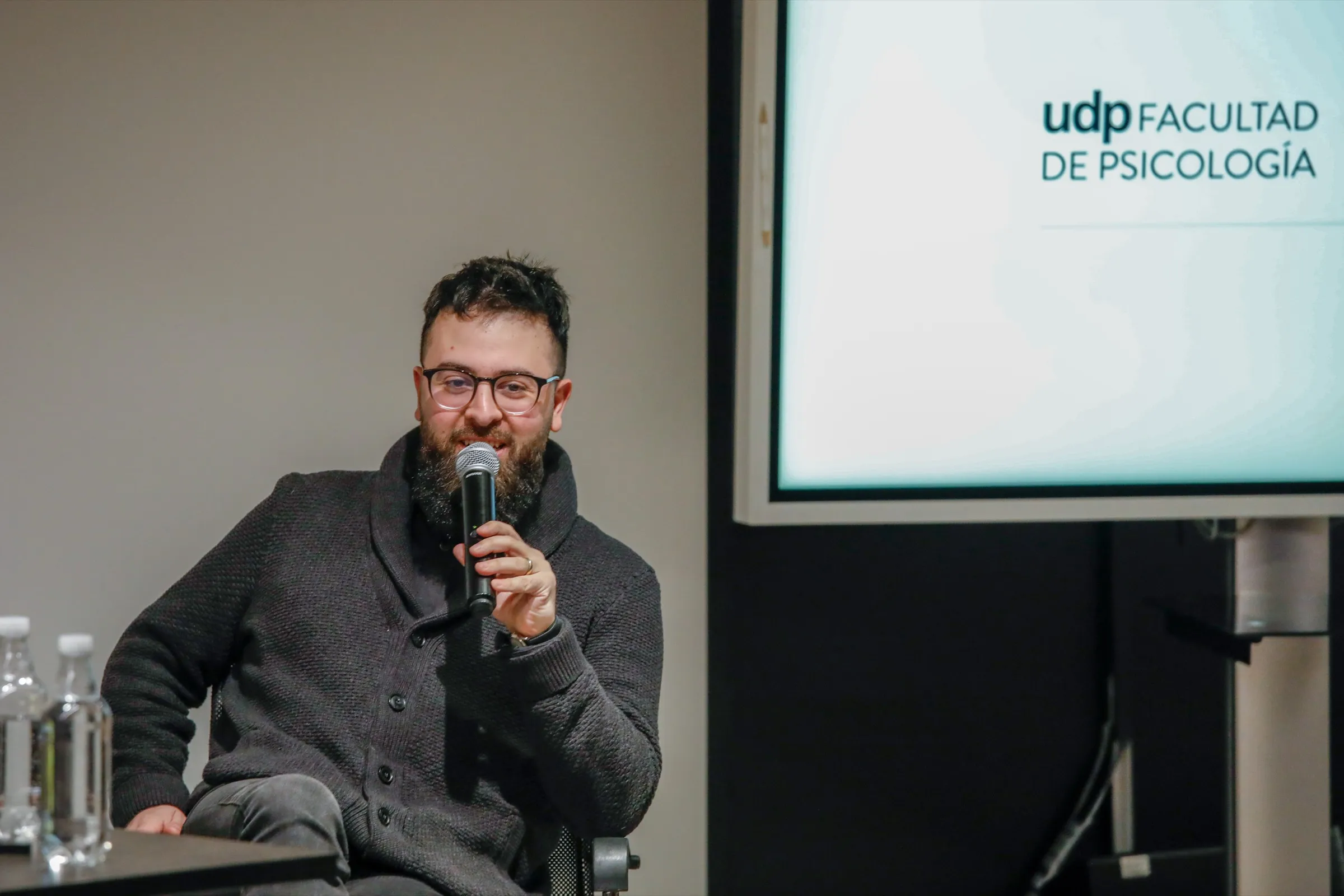 Mauricio Toval-Gajardo hablando en un encuentro en la Universidad Diego Portales