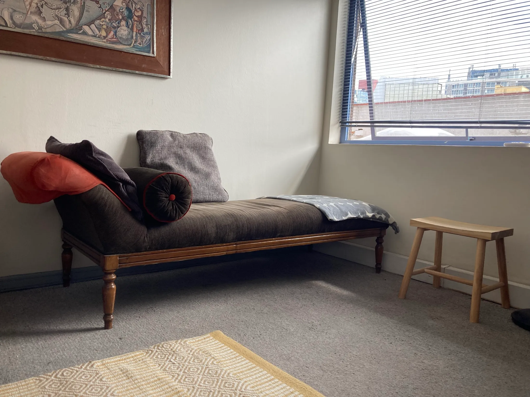 Espacio de consulta: diván junto a una ventana con luz natural