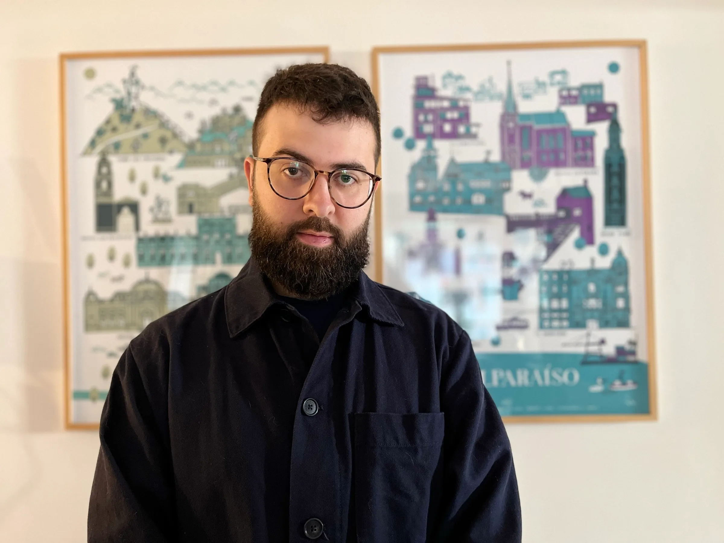 Mauricio Toval-Gajardo frente a láminas ilustradas